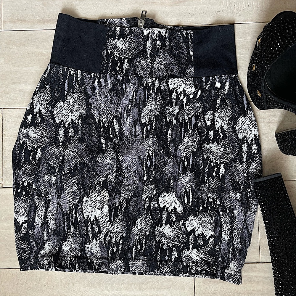 •• Material Girl Patterned Mini-skirt ••